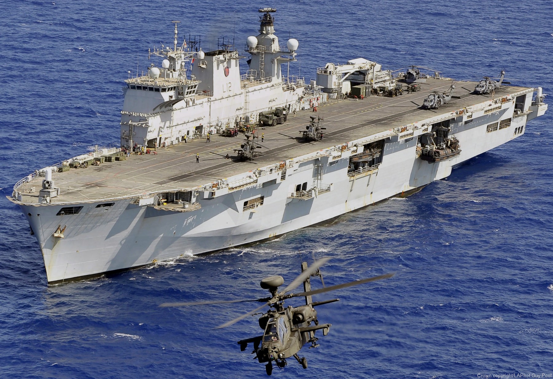 www.seaforces.org/marint/Royal-Navy/Amphibious-Ship/L12-HMS-Ocean_DAT/L-12-HMS-Ocean-009.jpg