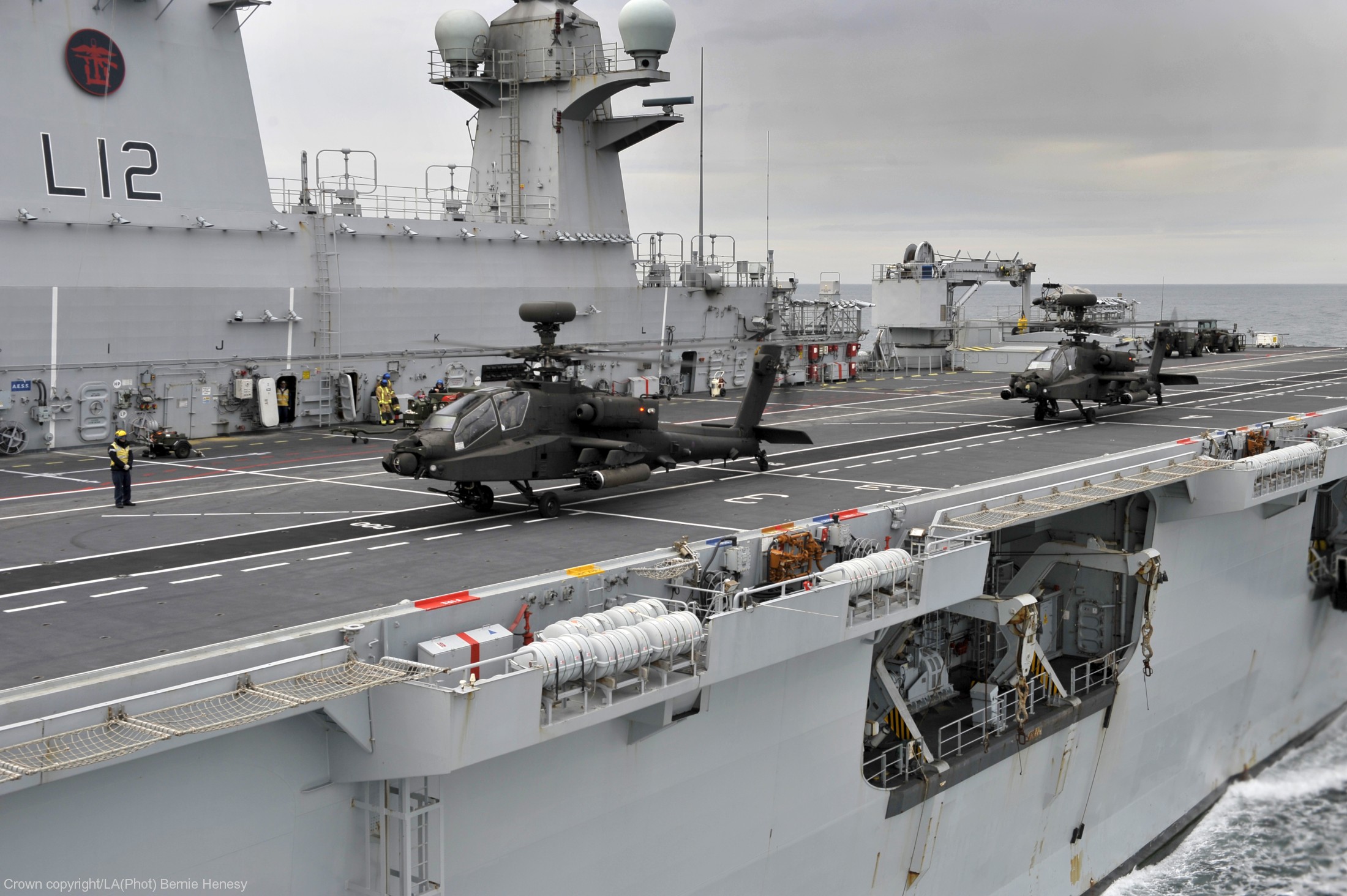 hms ocean l-12 amphibious landing platform helicopter lph royal navy 14 apache wah-64