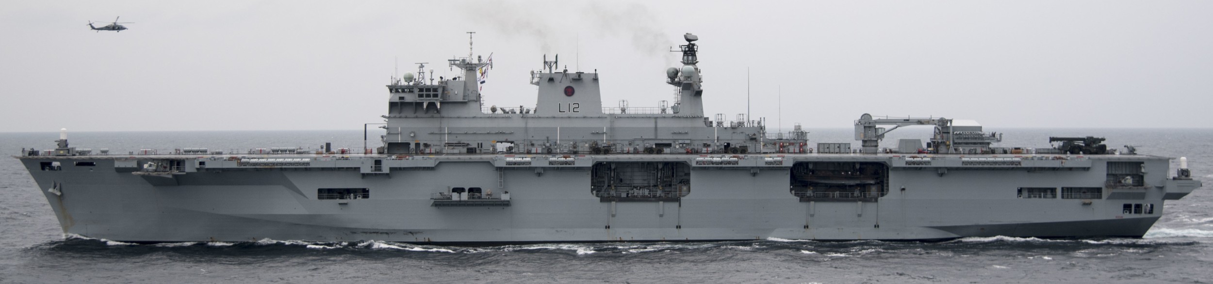 l14 hms ocean l-14 landing platform helicopter lph amphibious assault ship royal navy 28