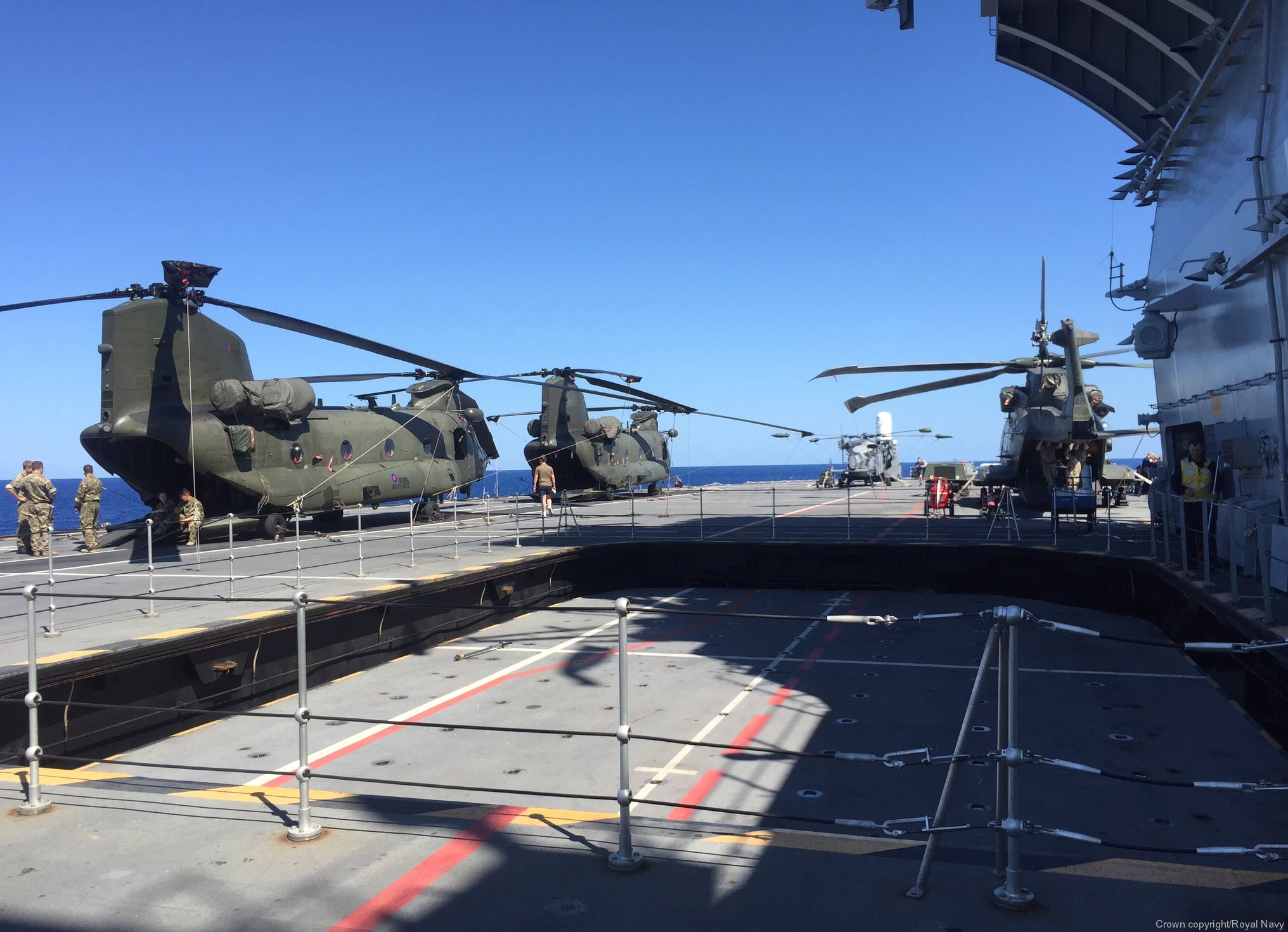 l14 hms ocean l-14 landing platform helicopter lph amphibious assault ship royal navy 38 chinook