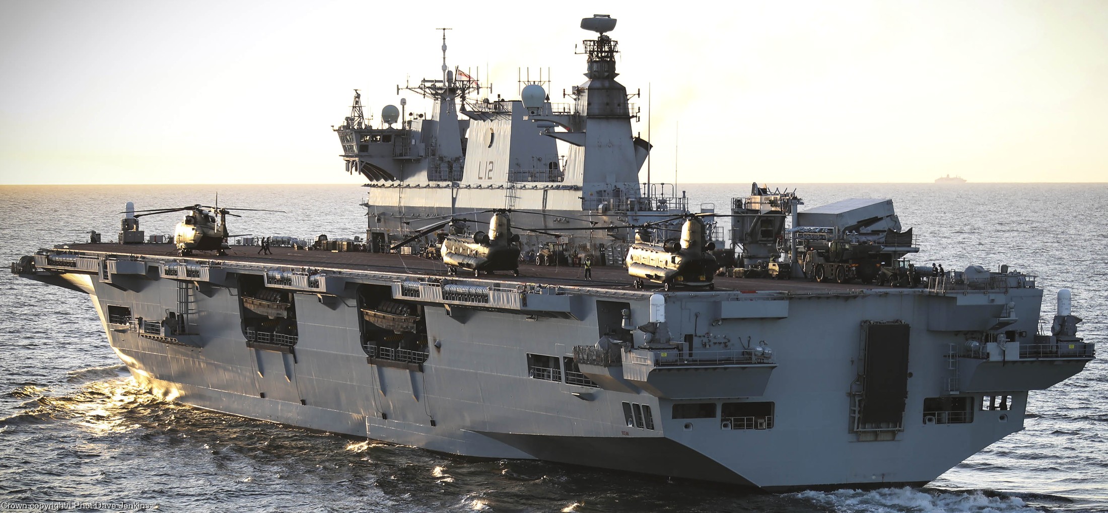 l14 hms ocean l-14 landing platform helicopter lph amphibious assault ship royal navy 40