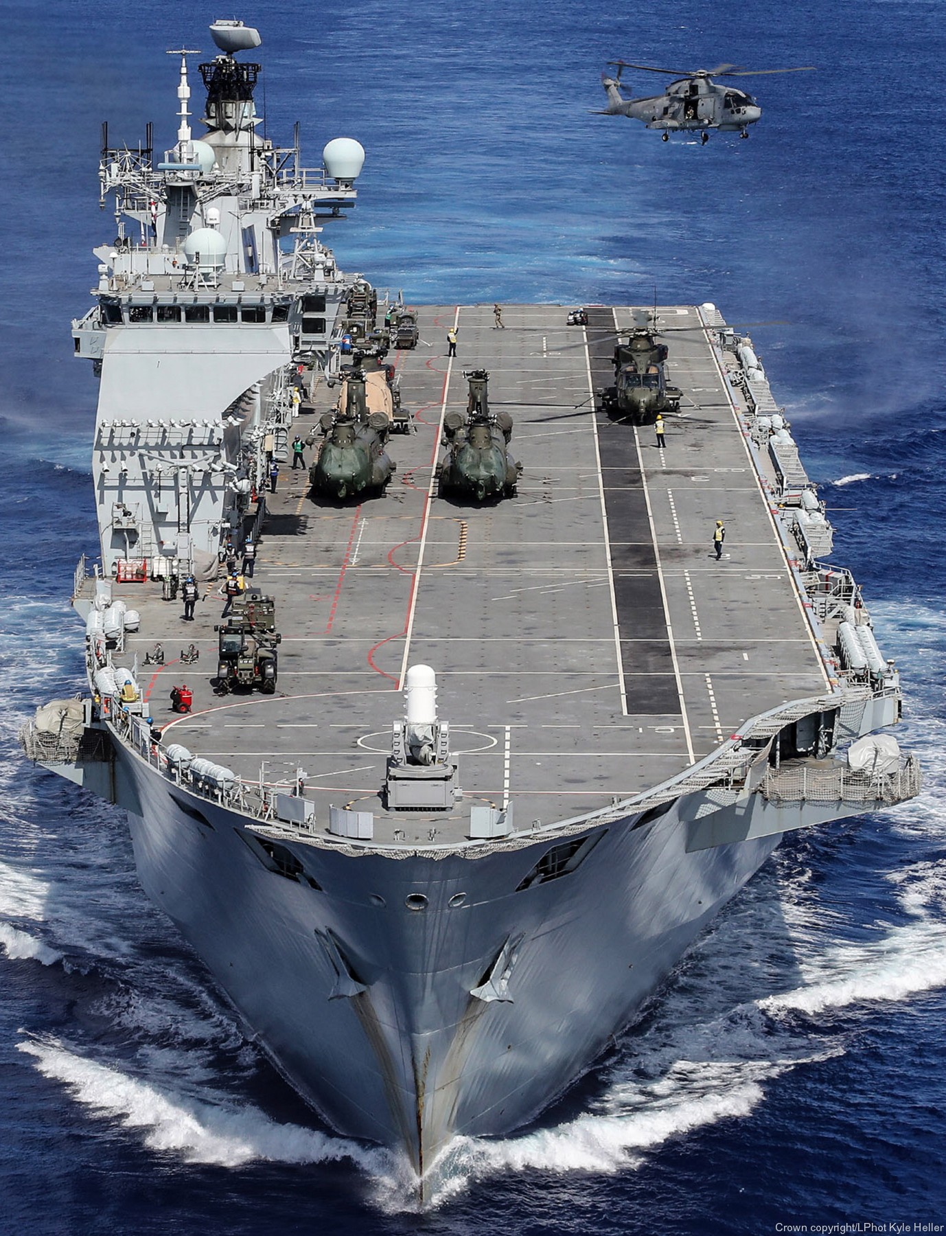 l14 hms ocean l-14 landing platform helicopter lph amphibious assault ship royal navy 41
