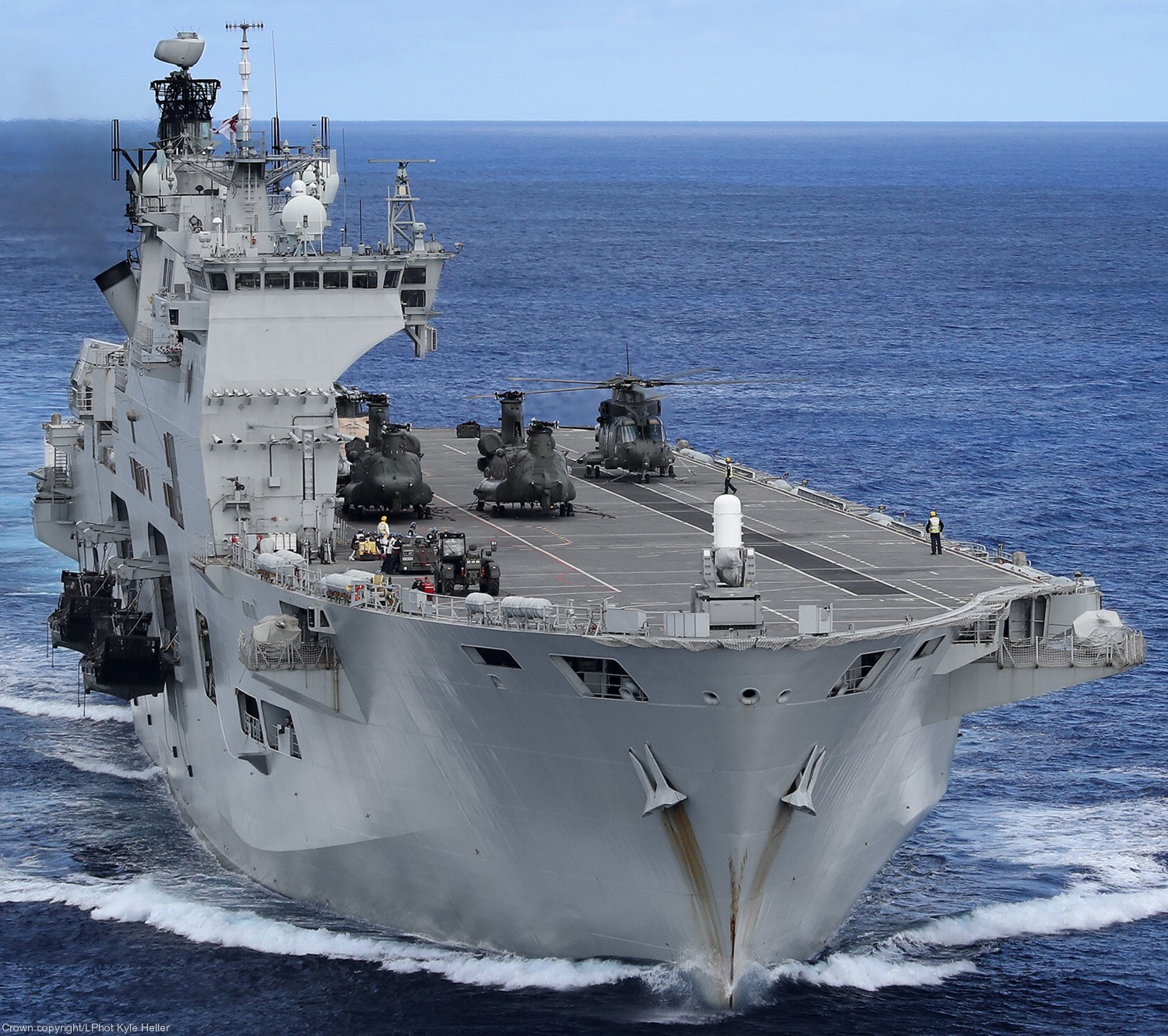 l14 hms ocean l-14 landing platform helicopter lph amphibious assault ship royal navy 45