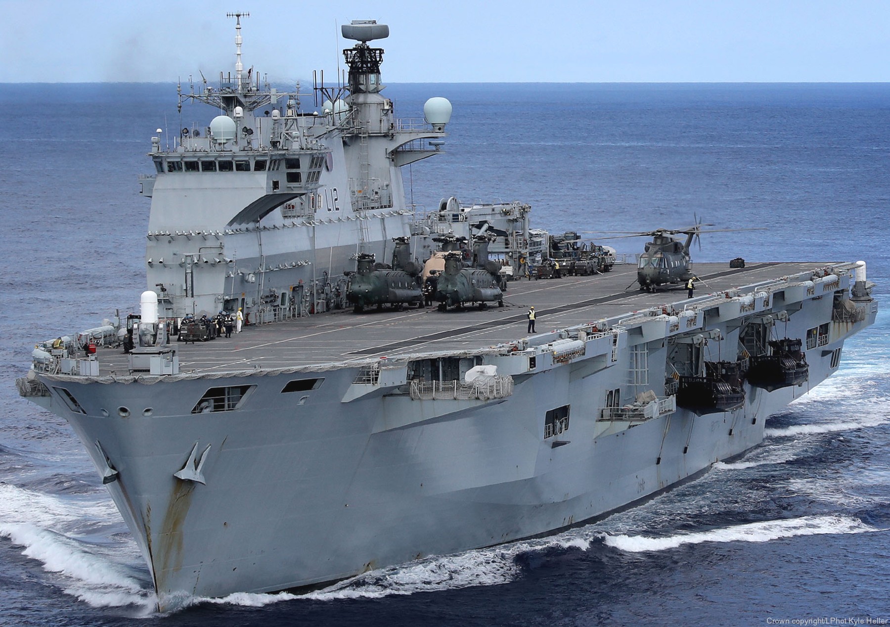 l14 hms ocean l-14 landing platform helicopter lph amphibious assault ship royal navy 46