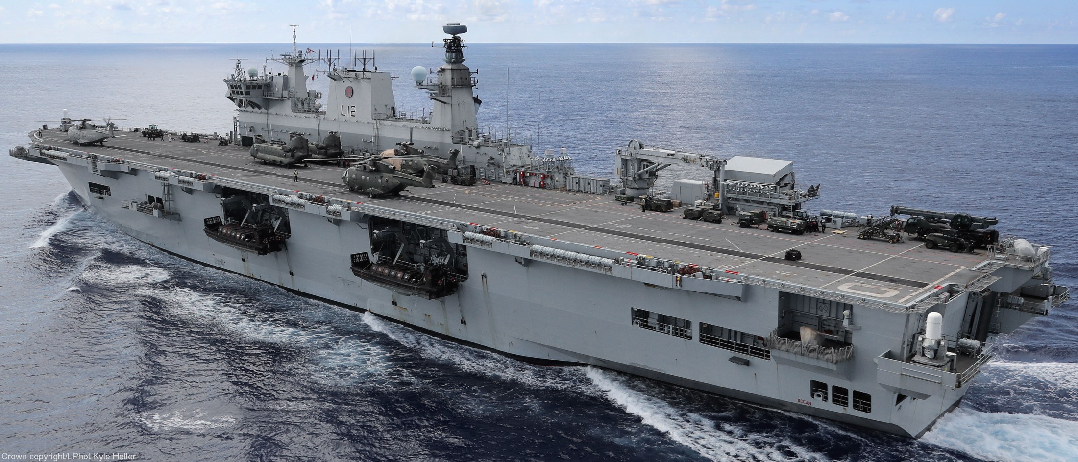 l14 hms ocean l-14 landing platform helicopter lph amphibious assault ship royal navy 49