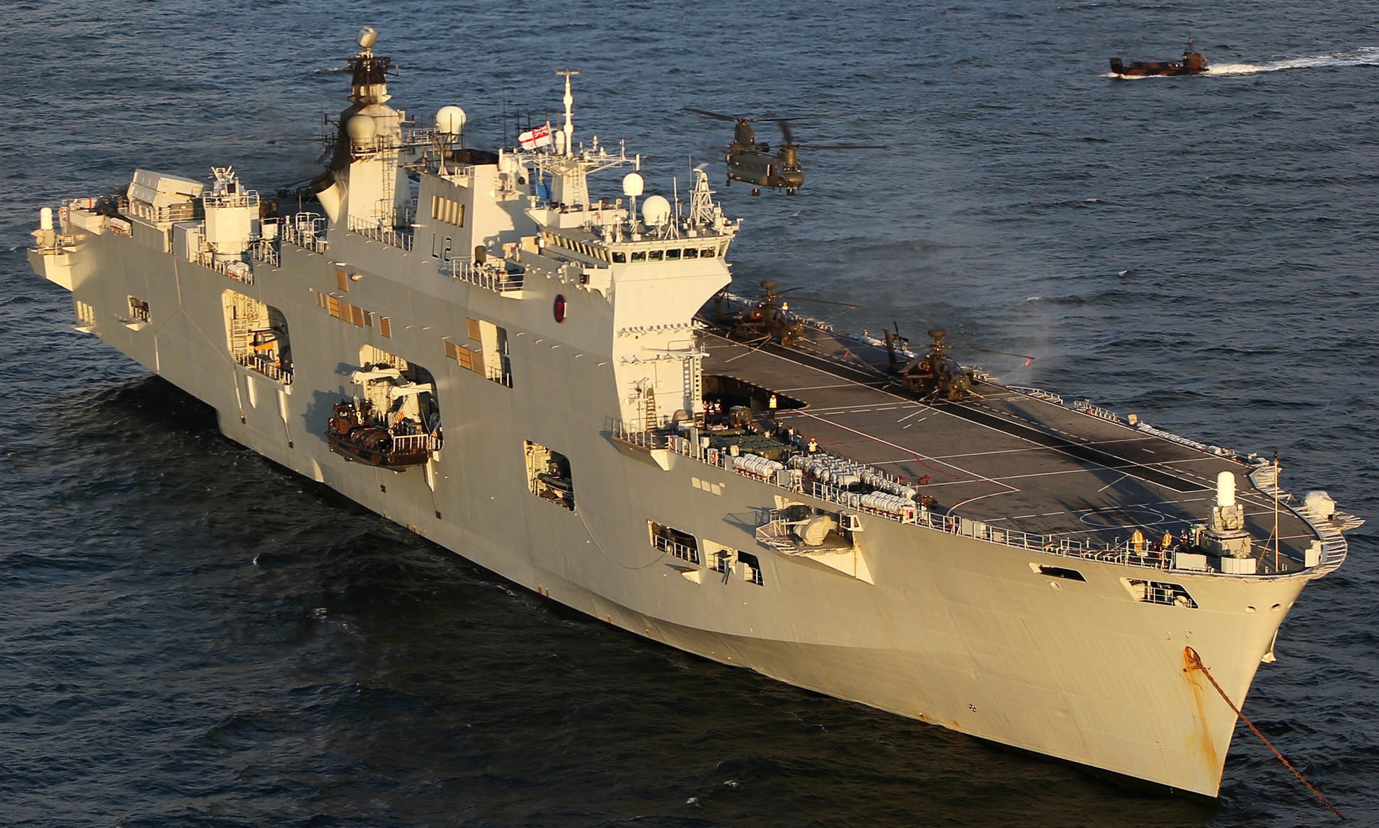 l14 hms ocean l-14 landing platform helicopter lph amphibious assault ship royal navy 51