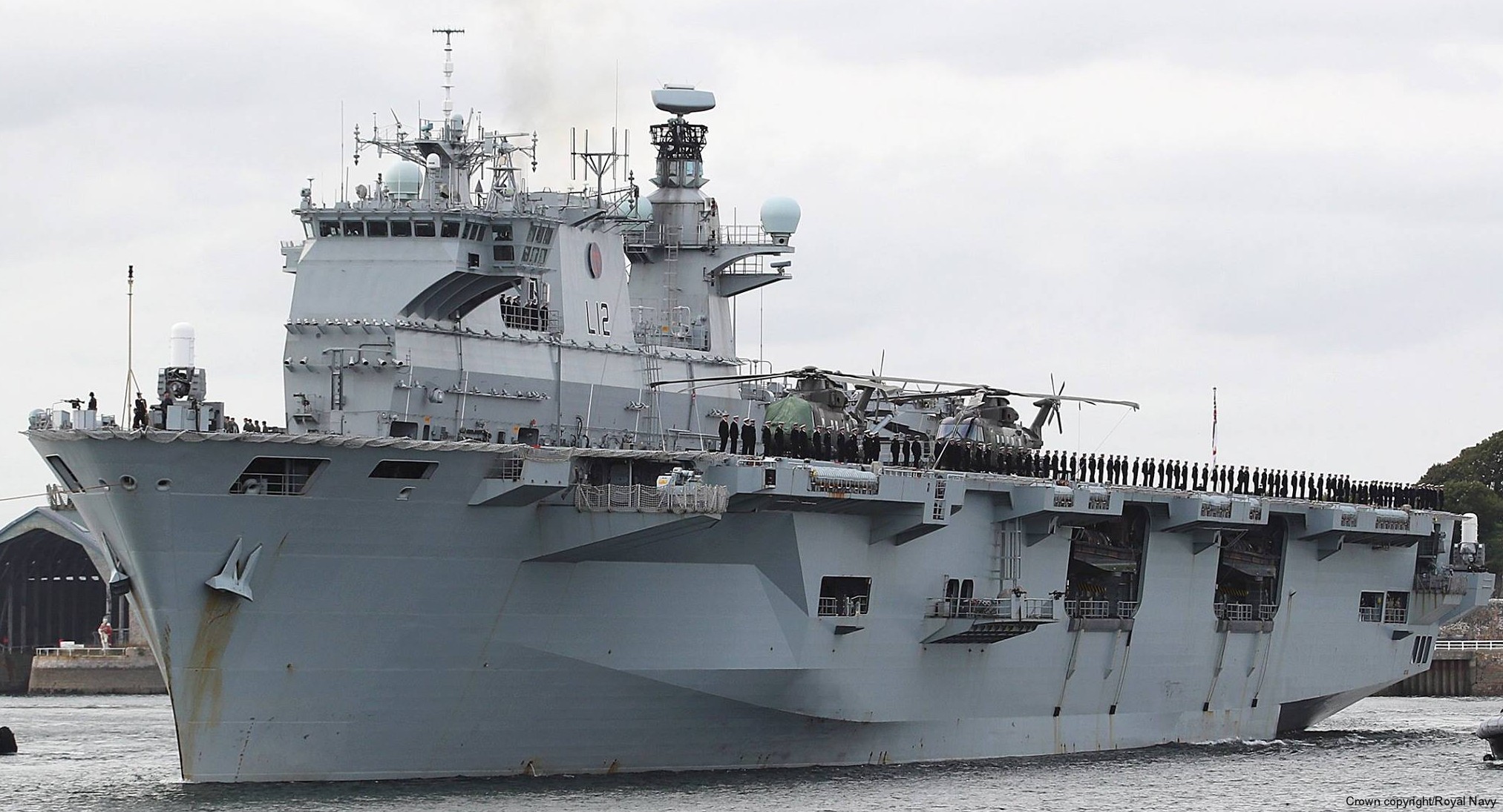 l14 hms ocean l-14 landing platform helicopter lph amphibious assault ship royal navy 52