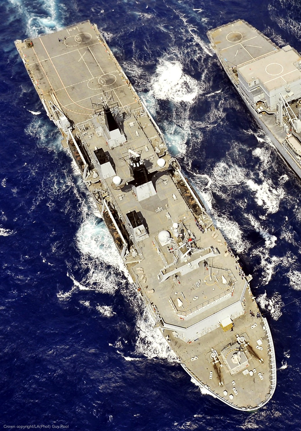 hms albion l-14 amphibious transport dock landing platform ship lpd royal navy 02 flight deck