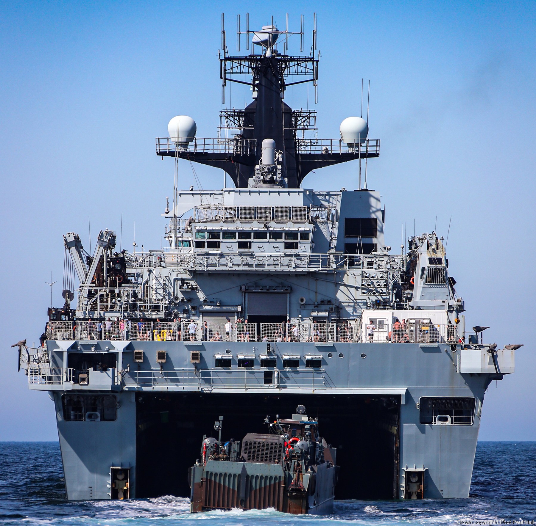 albion class landing platform dock amphibious assault ship lpd royal navy 55c well deck landing craft