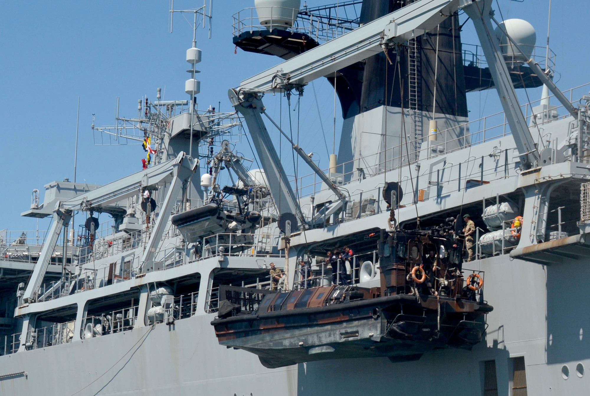 l14 hms albion amphibious transport dock assault ship landing platform lpd royal navy 78 lcvp davit