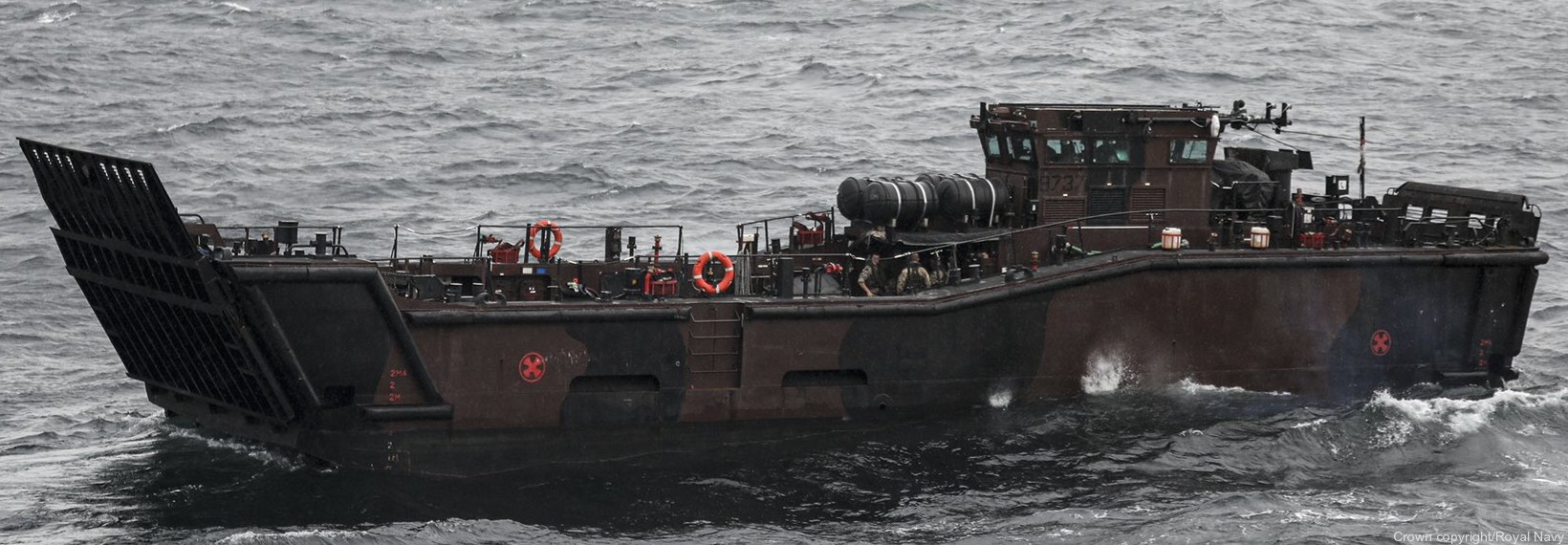 l14 hms albion amphibious transport dock assault ship landing platform lpd royal navy landing craft lcu mk.10 03