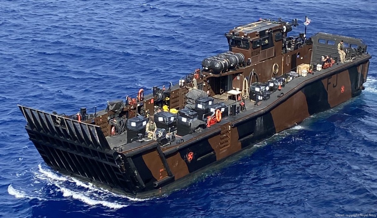 l14 hms albion amphibious transport dock assault ship landing platform lpd royal navy landing craft lcu mk.10 04