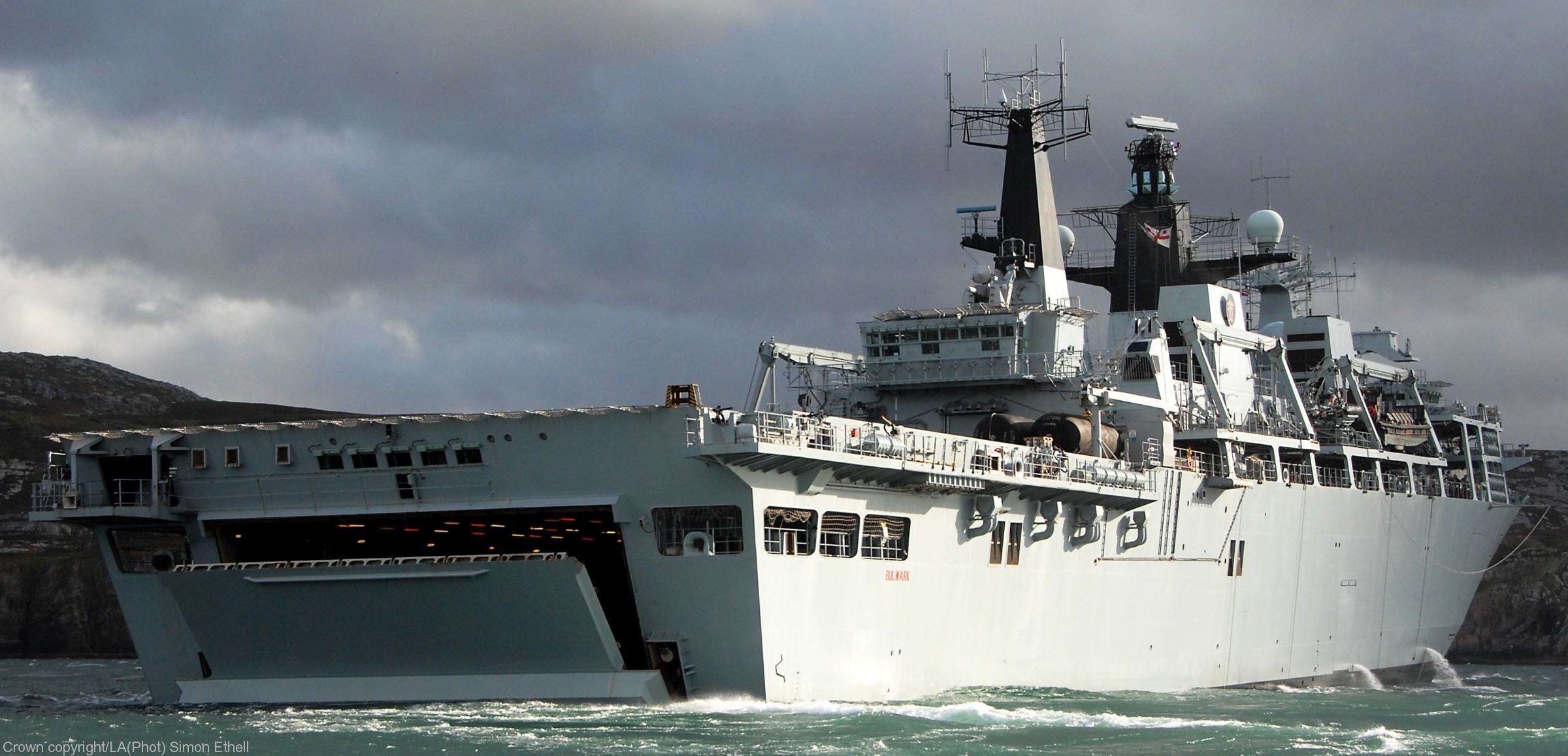 hms bulwark l-15 albion class amphibious transport dock lpd royal navy 15