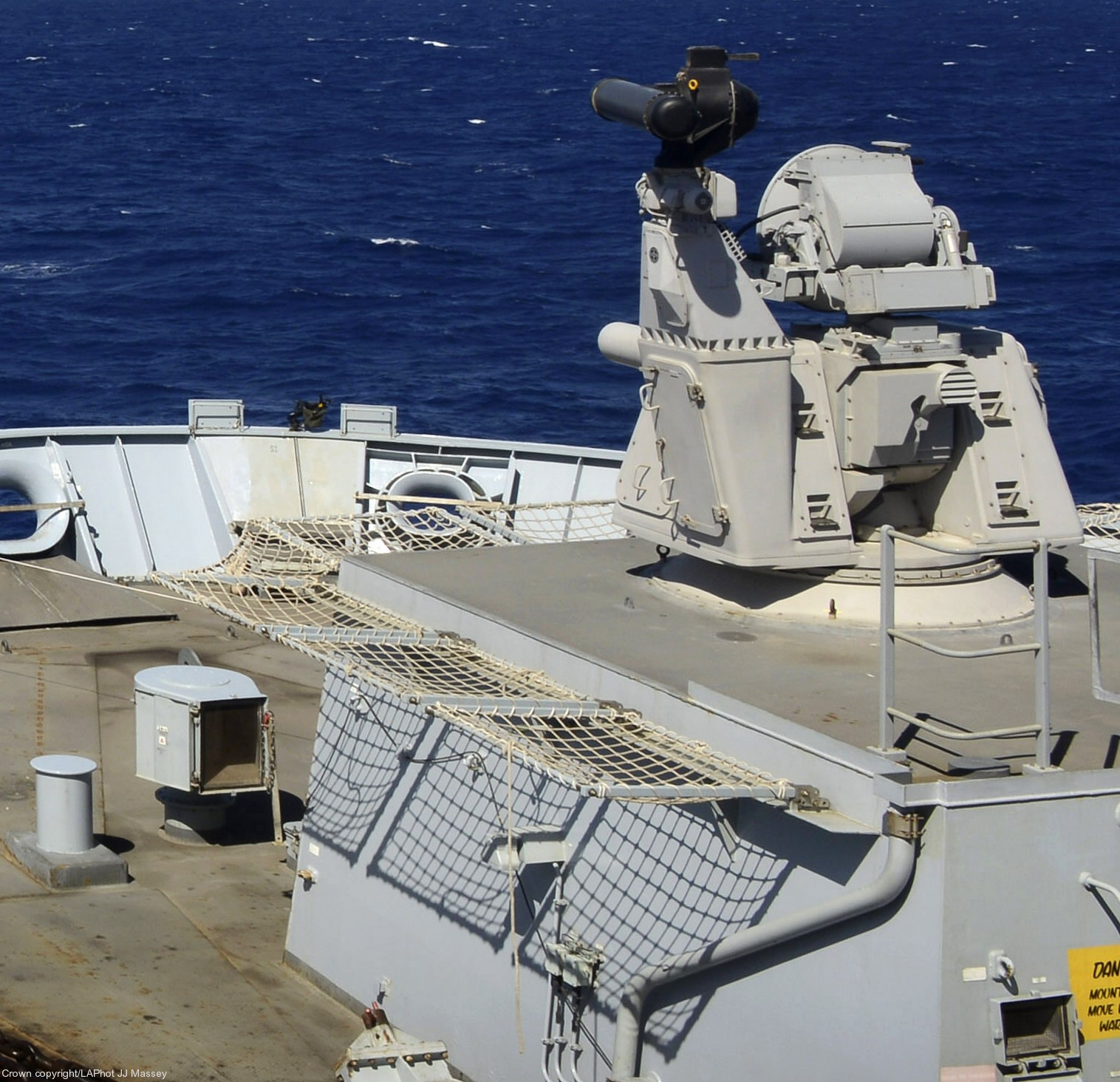 l15 hms bulwark albion class amphibious transport dock assault ship landing platform lpd royal navy 22 goalkeeper ciws