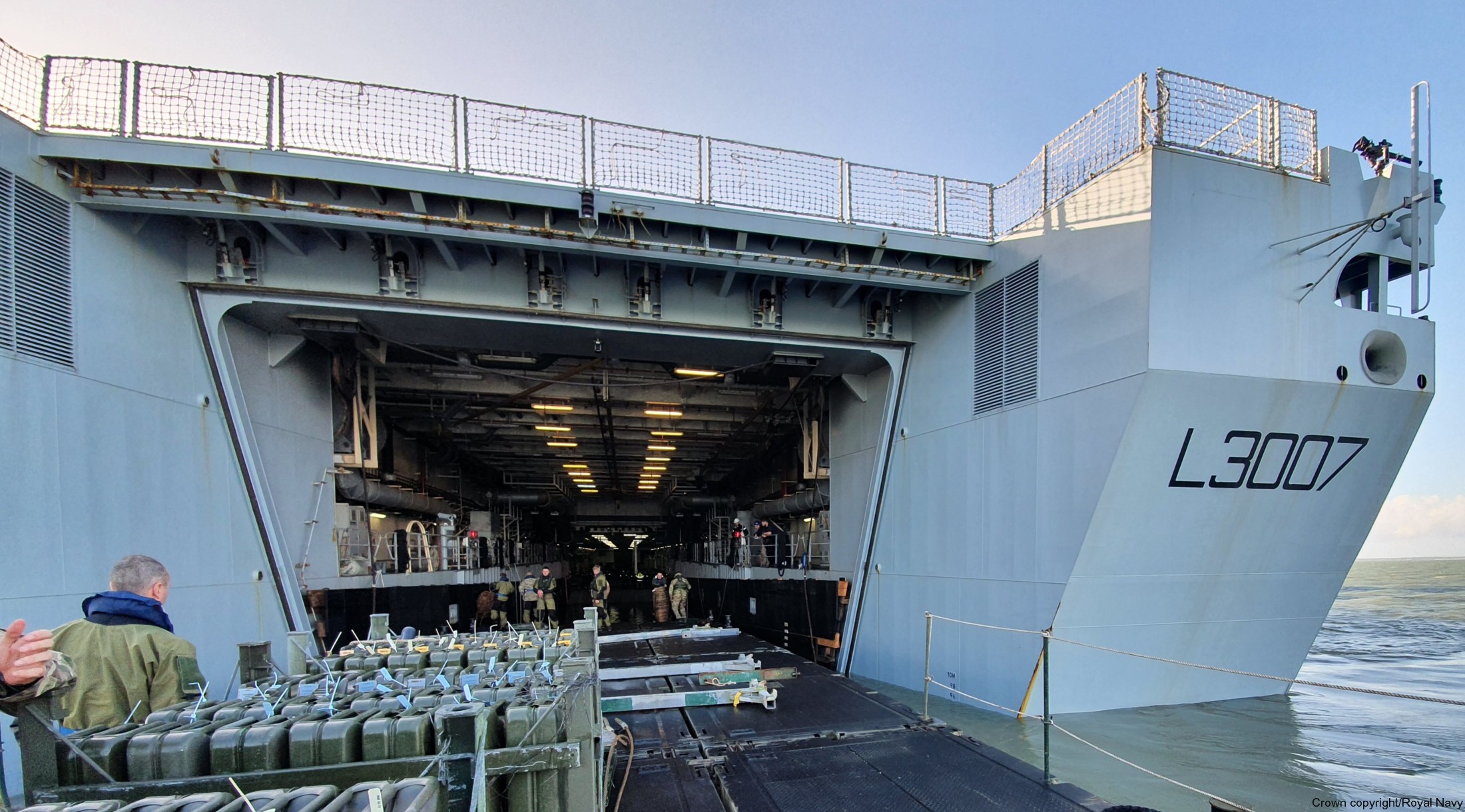 l-3007 rfa lyme bay dock landing ship royal fleet auxilary navy 35 well deck