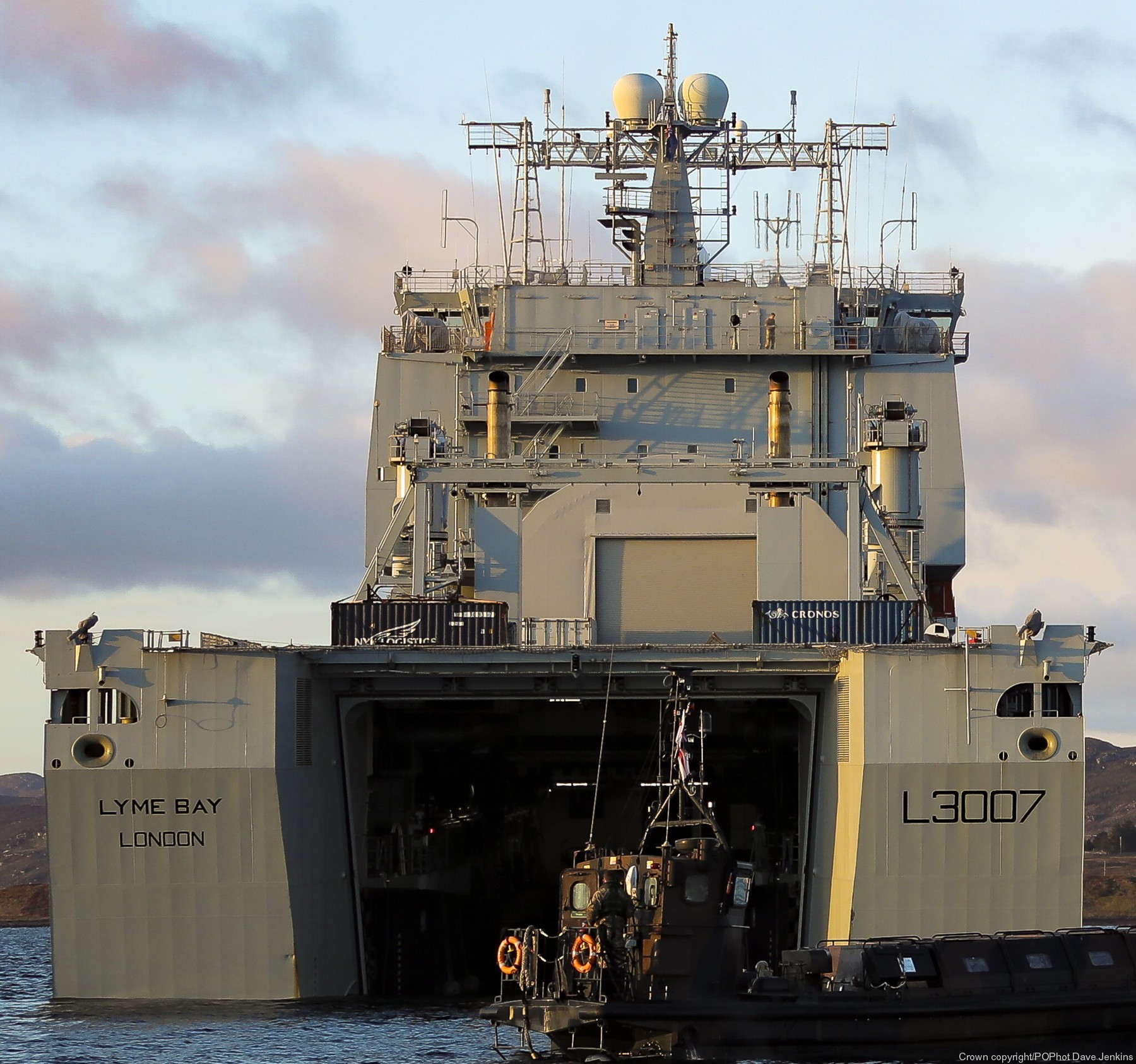 l-3007 rfa lyme bay dock landing ship royal fleet auxilary navy well deck 40