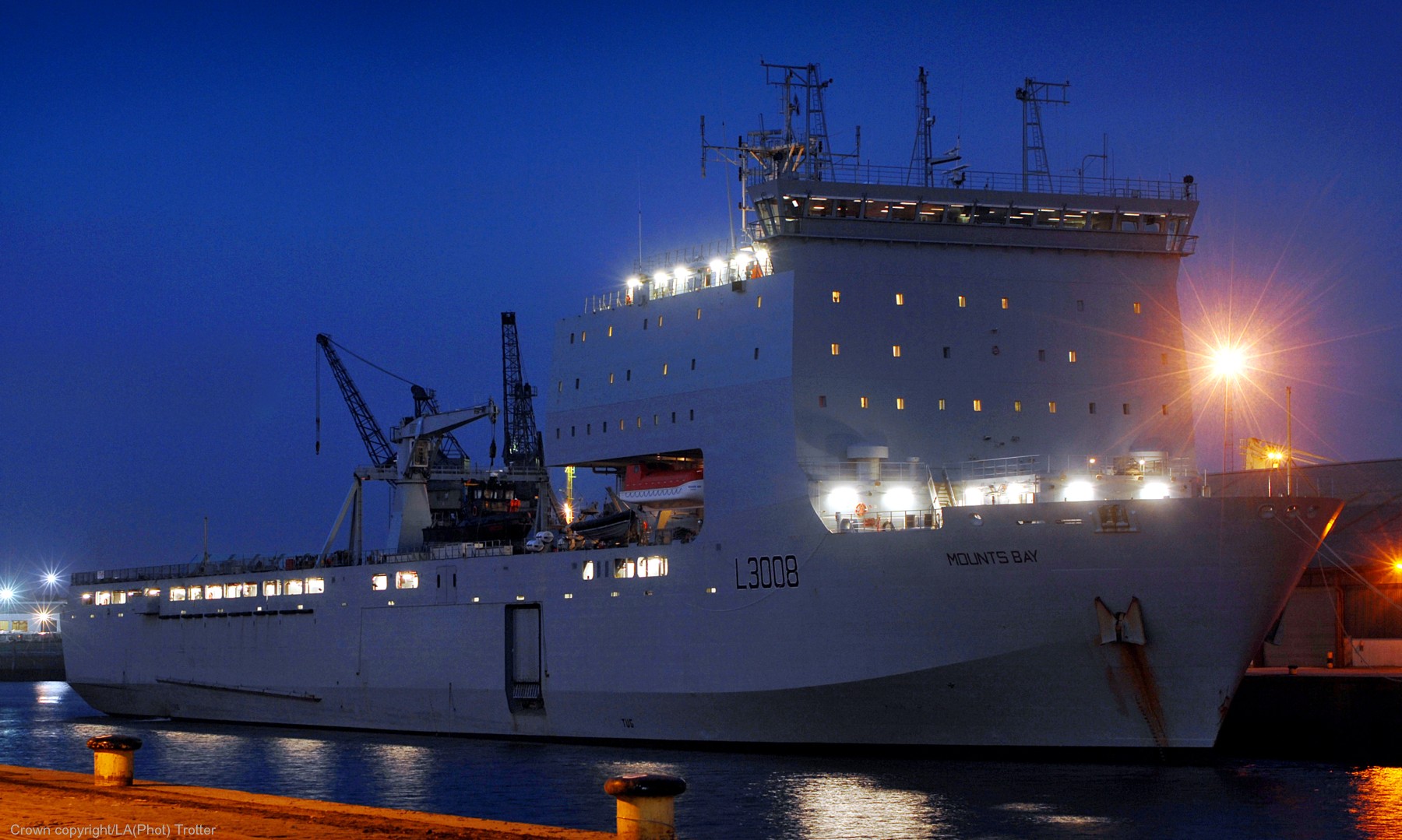 l 3008 rfa mounts bay amphibious dock landing ship transport royal fleet auxilary navy 02