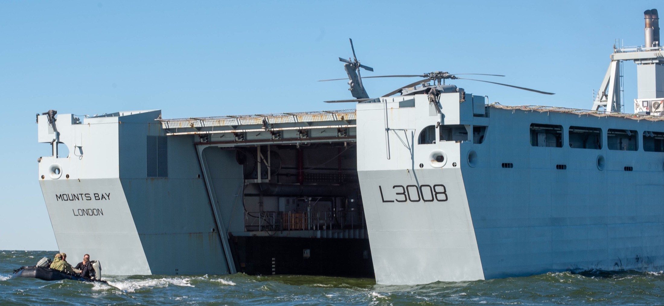 l-3008 rfa mounts bay dock landing ship lsd royal fleet auxilary navy 35 well deck