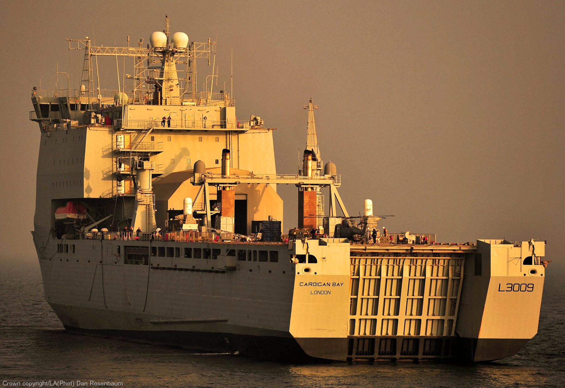 l-3009 rfa cardigan bay dock landing ship lsd royal fleet auxilary navy 02