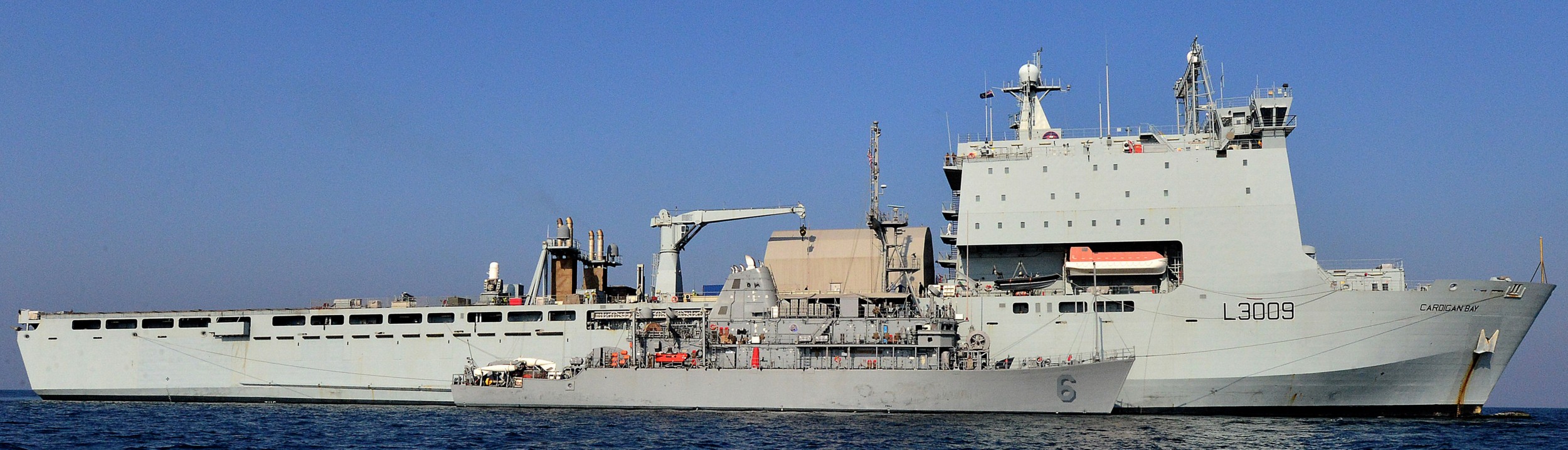 l-3009 rfa cardigan bay dock landing ship lsd royal fleet auxilary navy 27