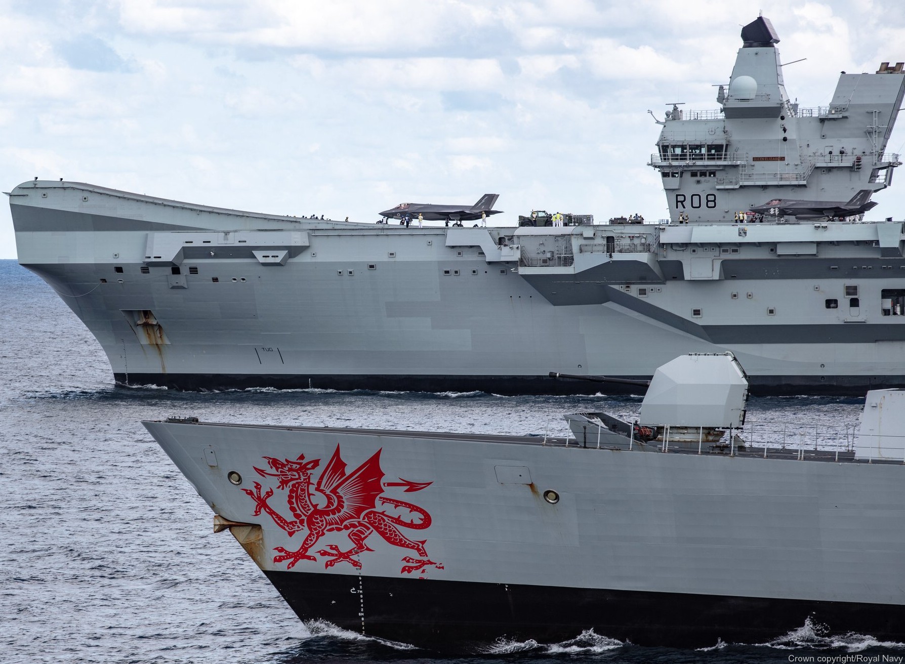 hms dragon d-35 type 45 daring class guided missile destroyer ddg royal navy sea viper paams 34 queen elizabeth aircraft carrier