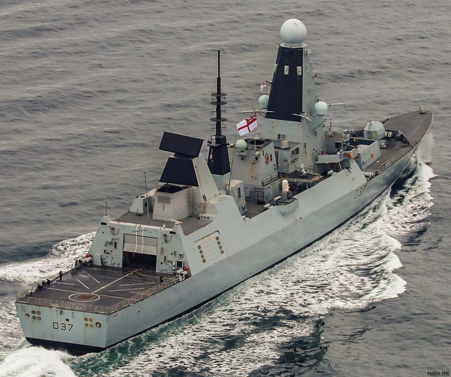 hms duncan d-37 type 45 daring class guided missile destroyer ddg royal navy sea viper paams 33