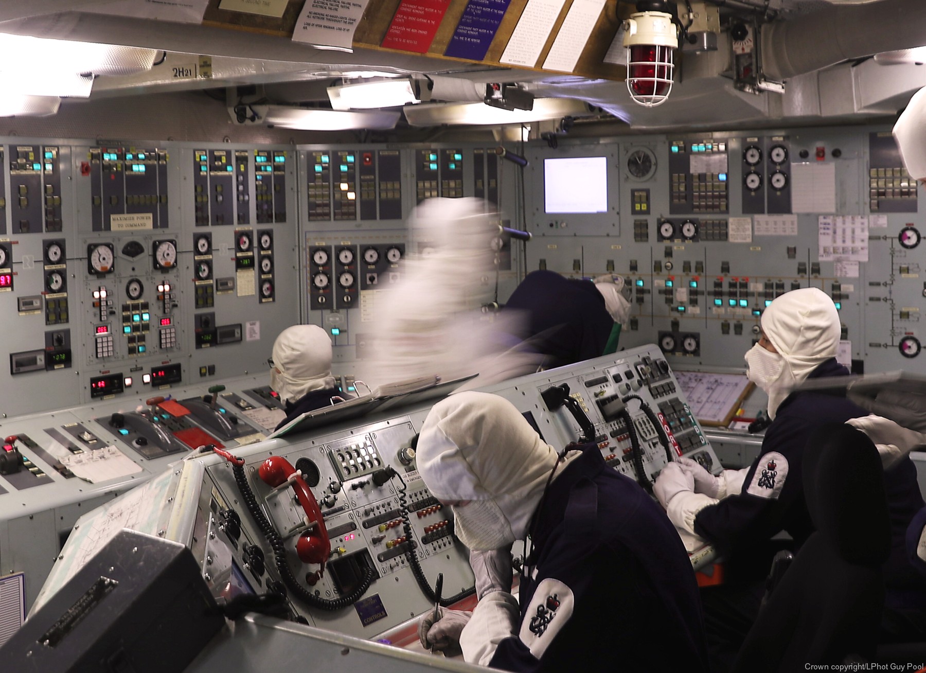 f-81 hms sutherland type 23 duke class guided missile frigate ffg royal navy 34 machinery room