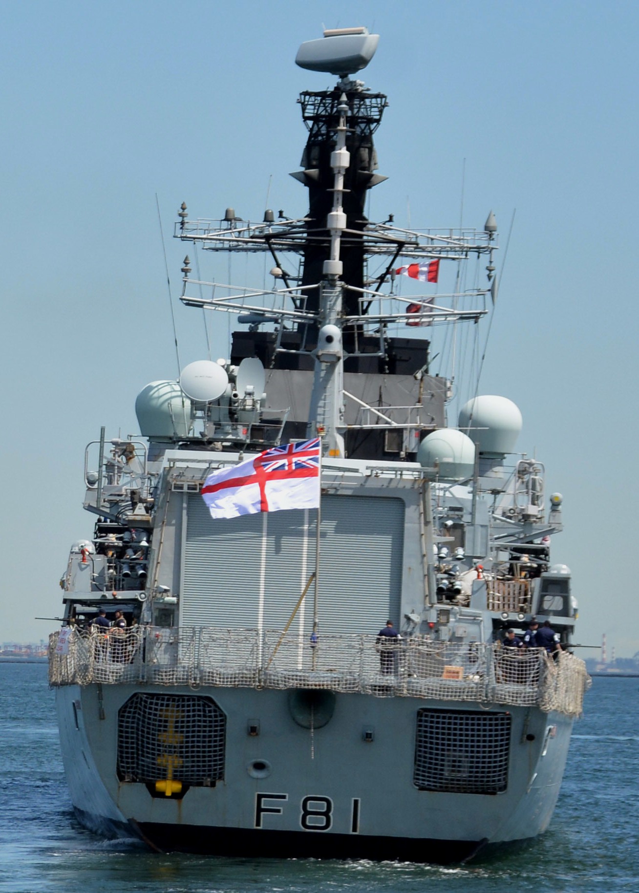 f-81 hms sutherland type 23 duke class guided missile frigate ffg royal navy 57 tass sonar
