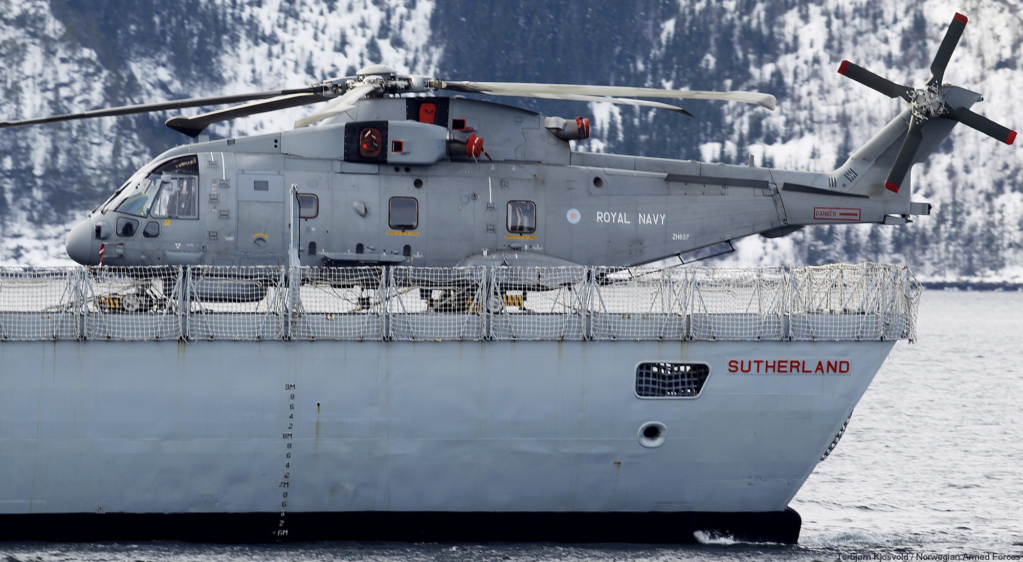 f-81 hms sutherland type 23 duke class guided missile frigate ffg royal navy merlin hm2 helicopter 64