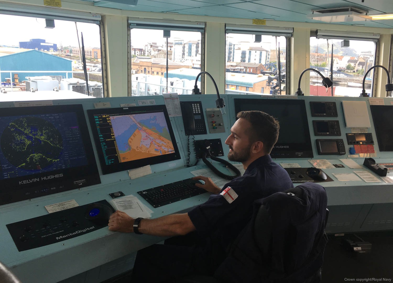p-222 hms forth river class offshore patrol vessel opv royal navy 30 bridge helm
