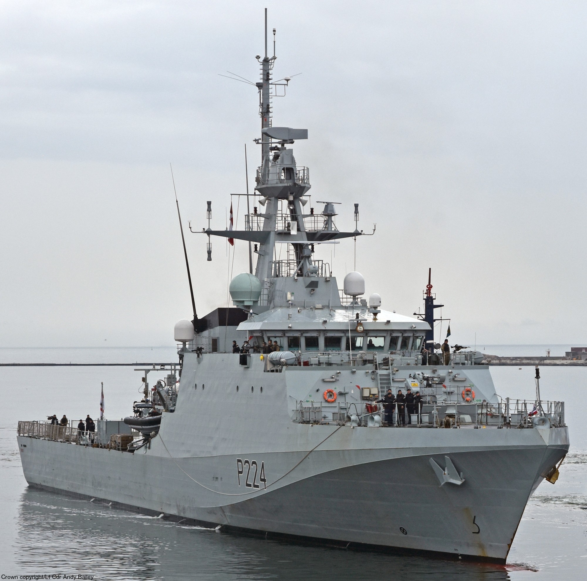 p-224 hms trent river class offshore patrol vessel opv royal navy ds30m machine gun 27
