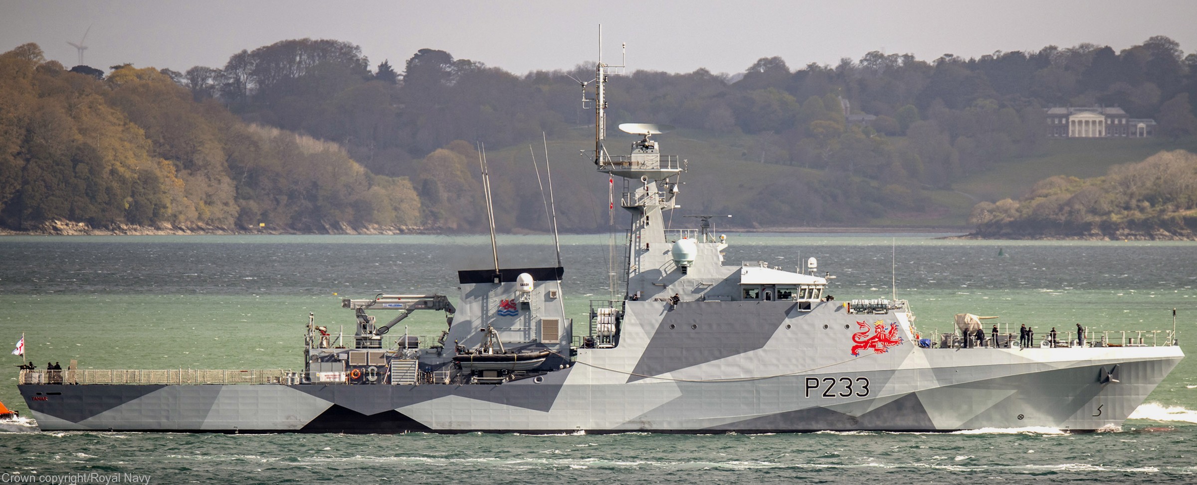 p-233 hms tamar river class offshore patrol vessel opv royal navy 18 dazzle camouflage paint scheme