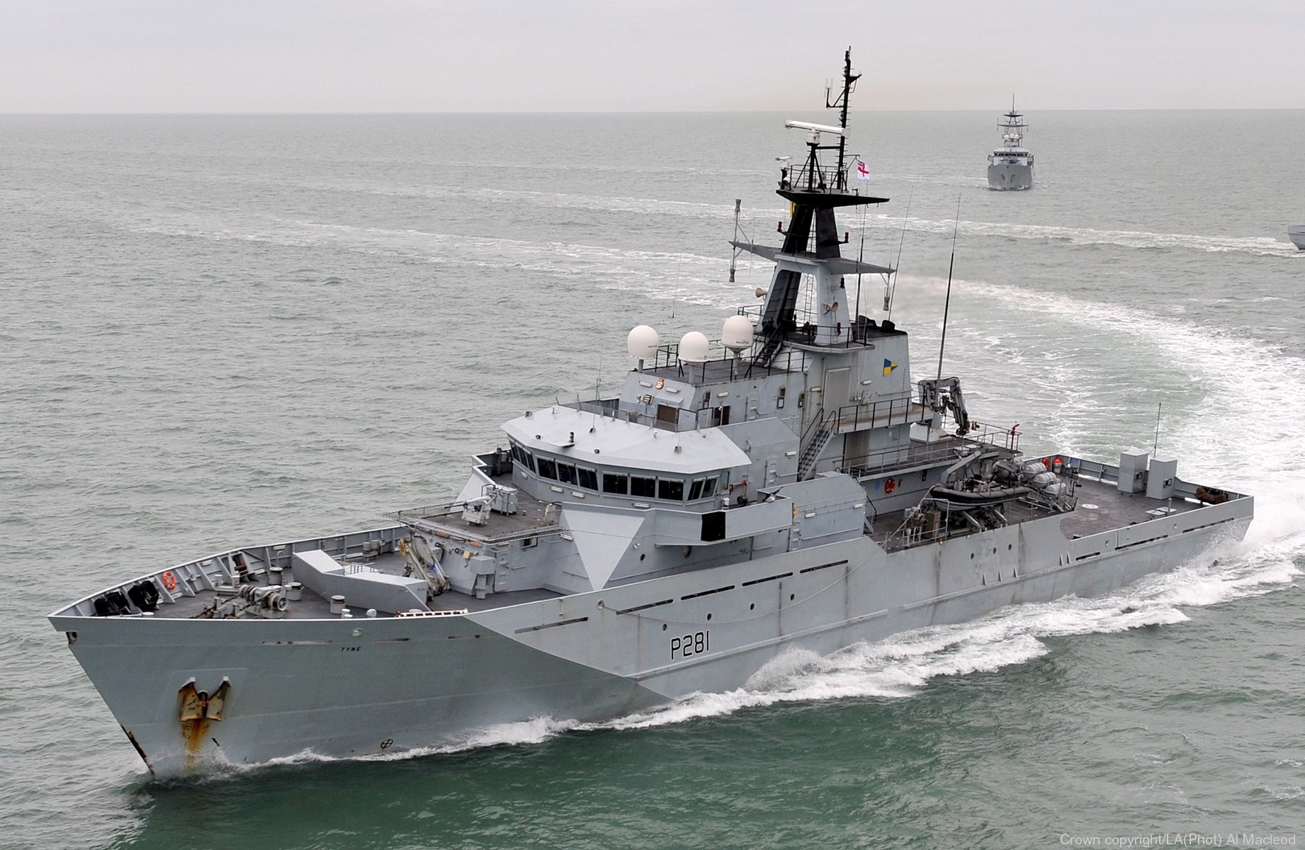 hms tyne p 281 river class offshore patrol vessel royal navy