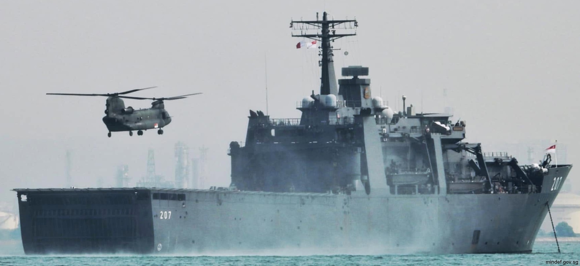 207 rss endurance class amphibious transport dock landing ship lpd republic singapore navy ch-47 chinook 11
