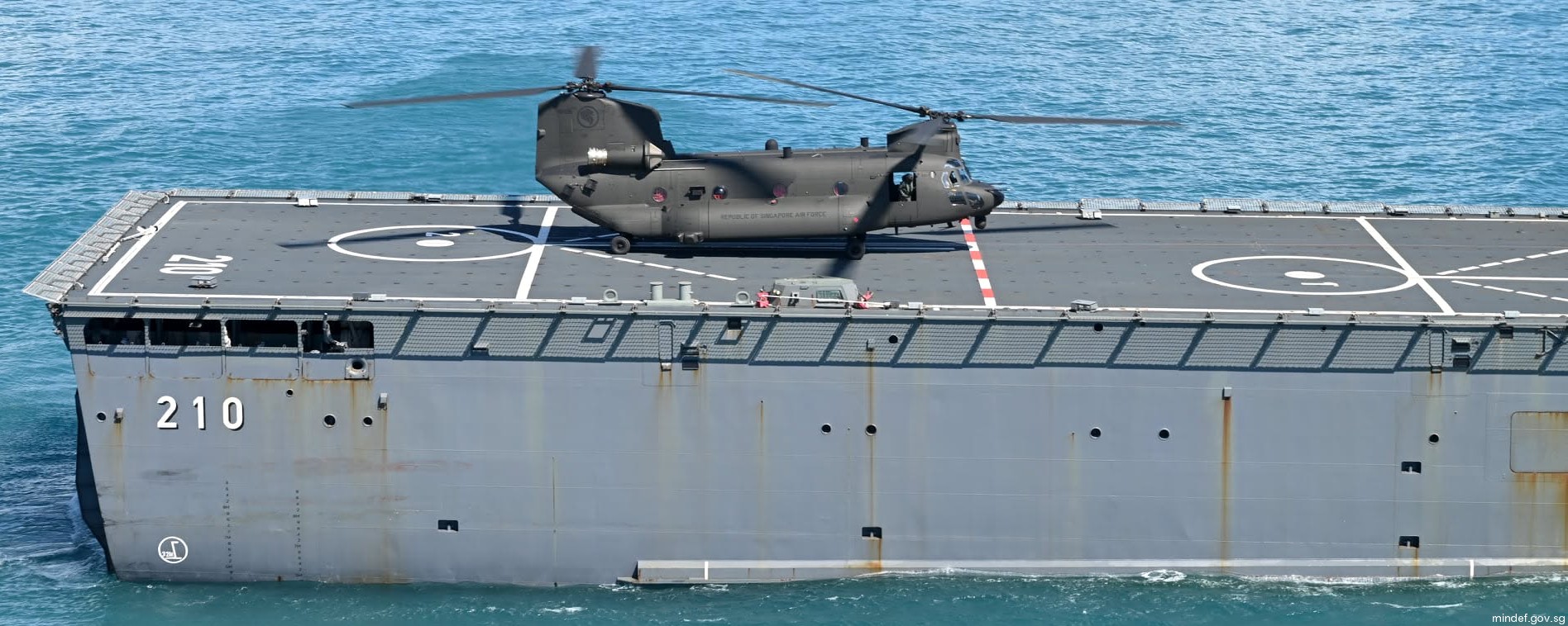 210 rss endeavour endurance class amphibious transport dock landing ship lpd republic singapore navy ch-47f chinook 13