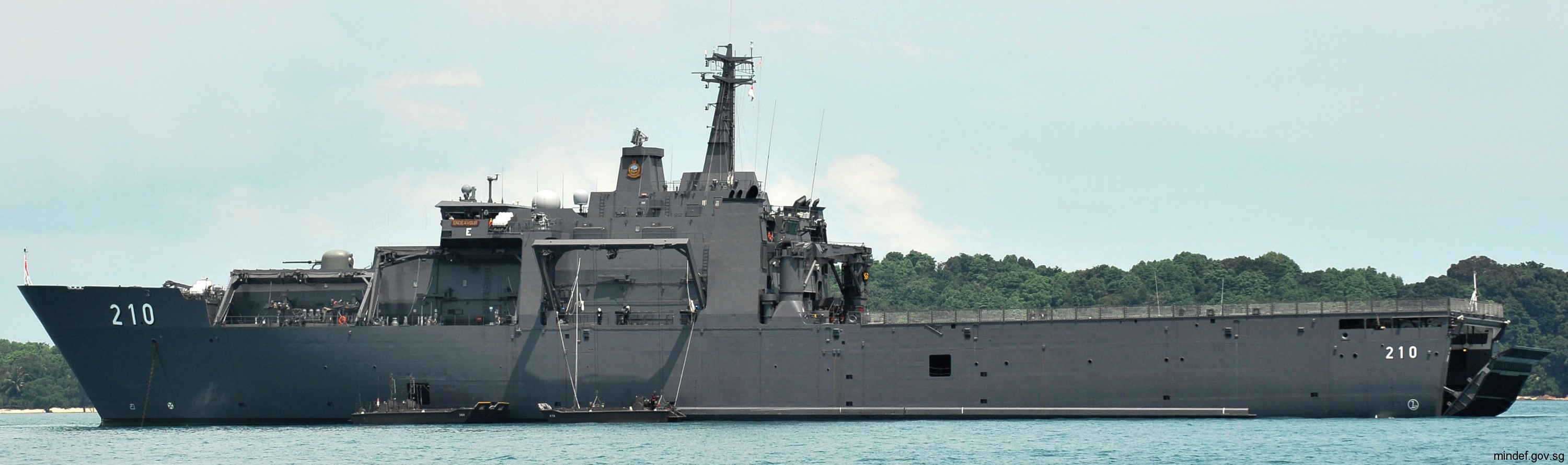 210 rss endeavour endurance class amphibious transport dock landing ship lpd republic singapore navy 15