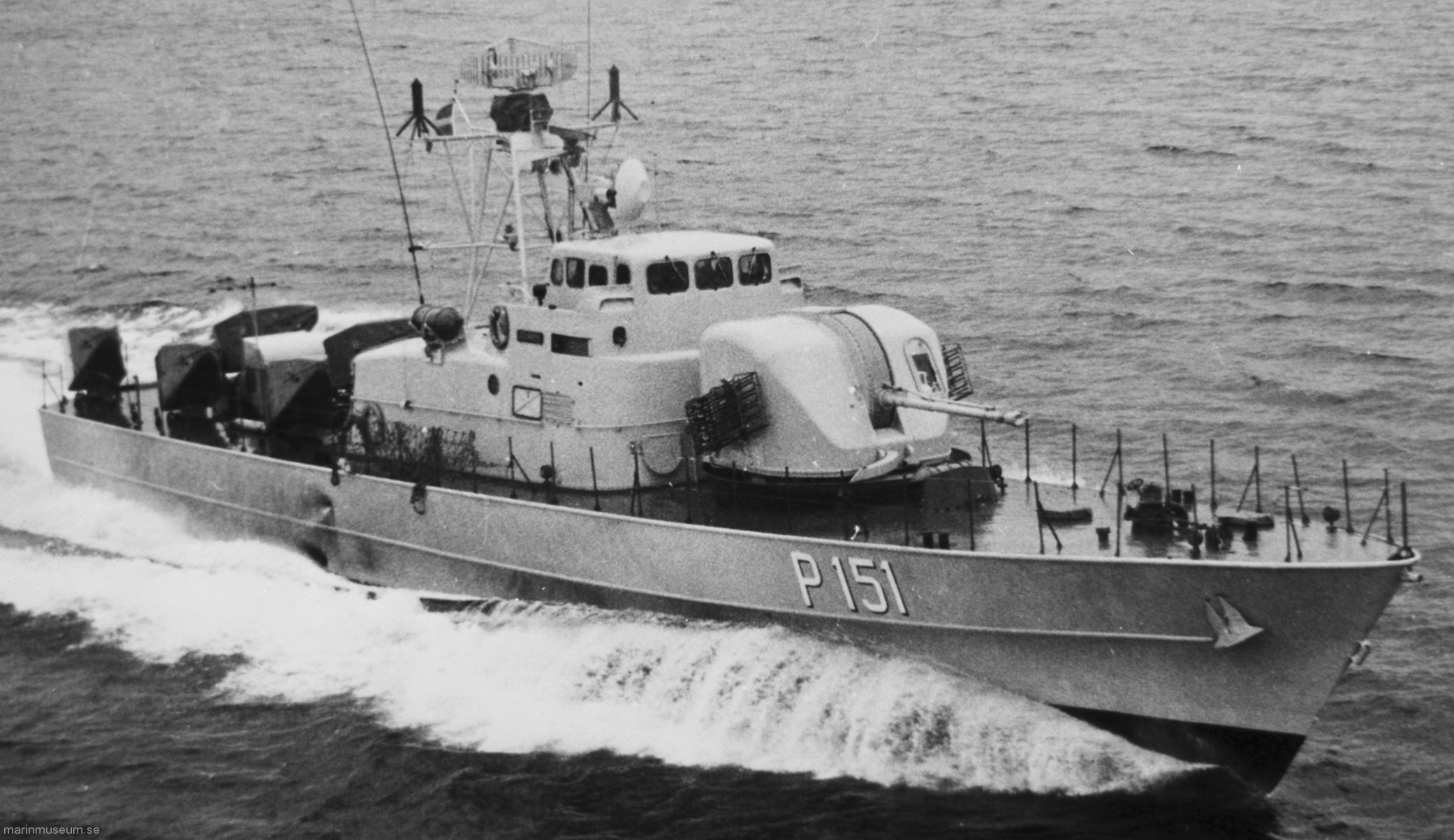 hugin class fast attack missile patrol boat craft swedish navy svenska marinen försvarsmakten robotsystem 12 agm-119 penguin p151 03