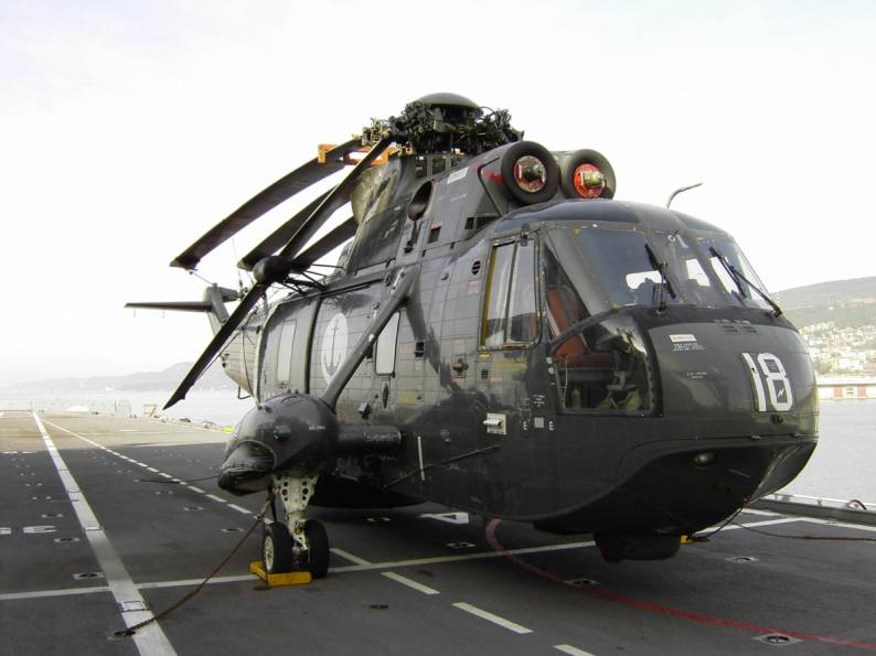 agusta sikorsky ash-3 sea king helicopter italian navy c 551 giuseppe garibaldi trieste 2004