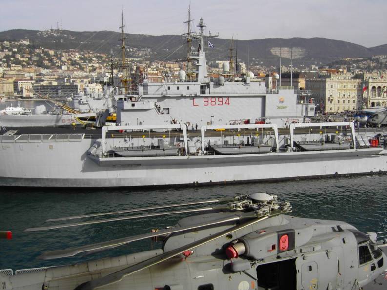 its san giusto l 9894 italian navy amphibious transport dock trieste 2004