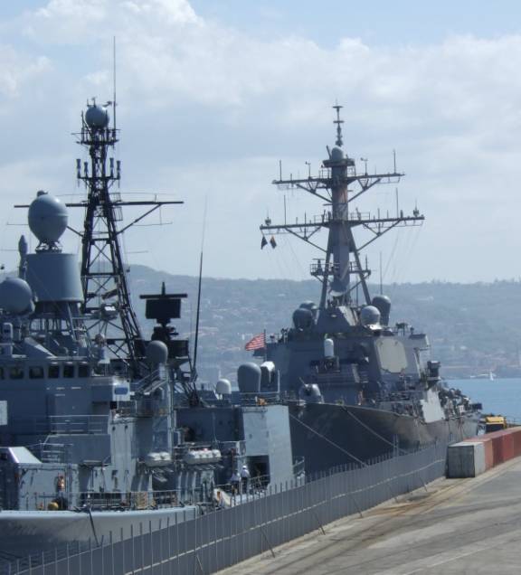 FGS Niedersachsen (F 208) - USS Gonzales (DDG 66) / SNMG-2 - Trieste, Italy - April 2008