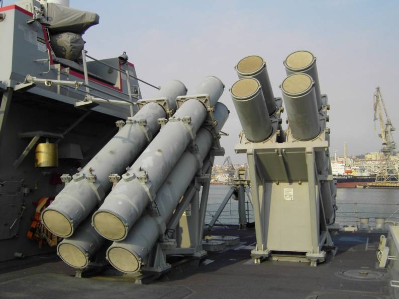 USS Mahan DDG 72 - Mk 141 missile launcher for RGM-84 Harpoon anti ship missiles - NATO standing naval force mediterranean - STANAFORMED - Trieste, Italy - November 2004