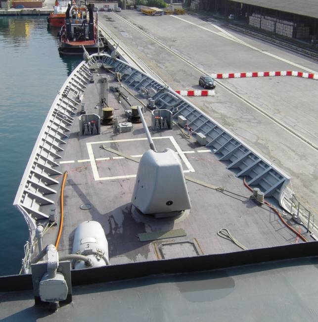 Bow - Mk.45 12,7 cm gun - USS Hue City CG 66 - Ticonderoga class guided missile cruiser - Trieste, Italy - 2004