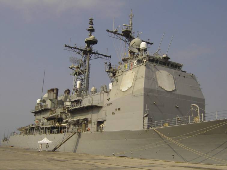 Starboard view - USS Hue City CG 66 - Ticonderoga class guided missile cruiser - Trieste, Italy - 2004