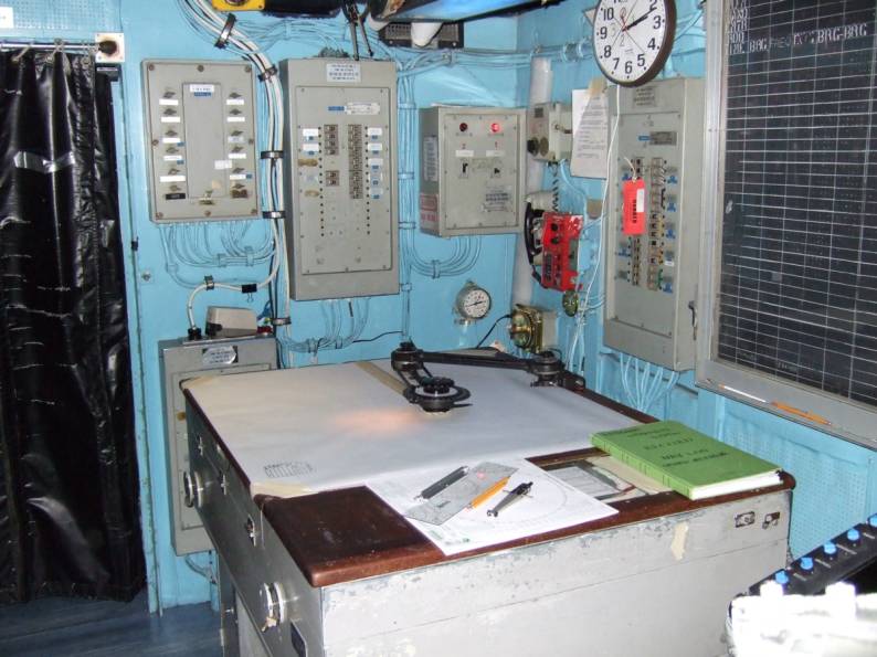 FFG-32 USS John L. Hall combat information center CIC
