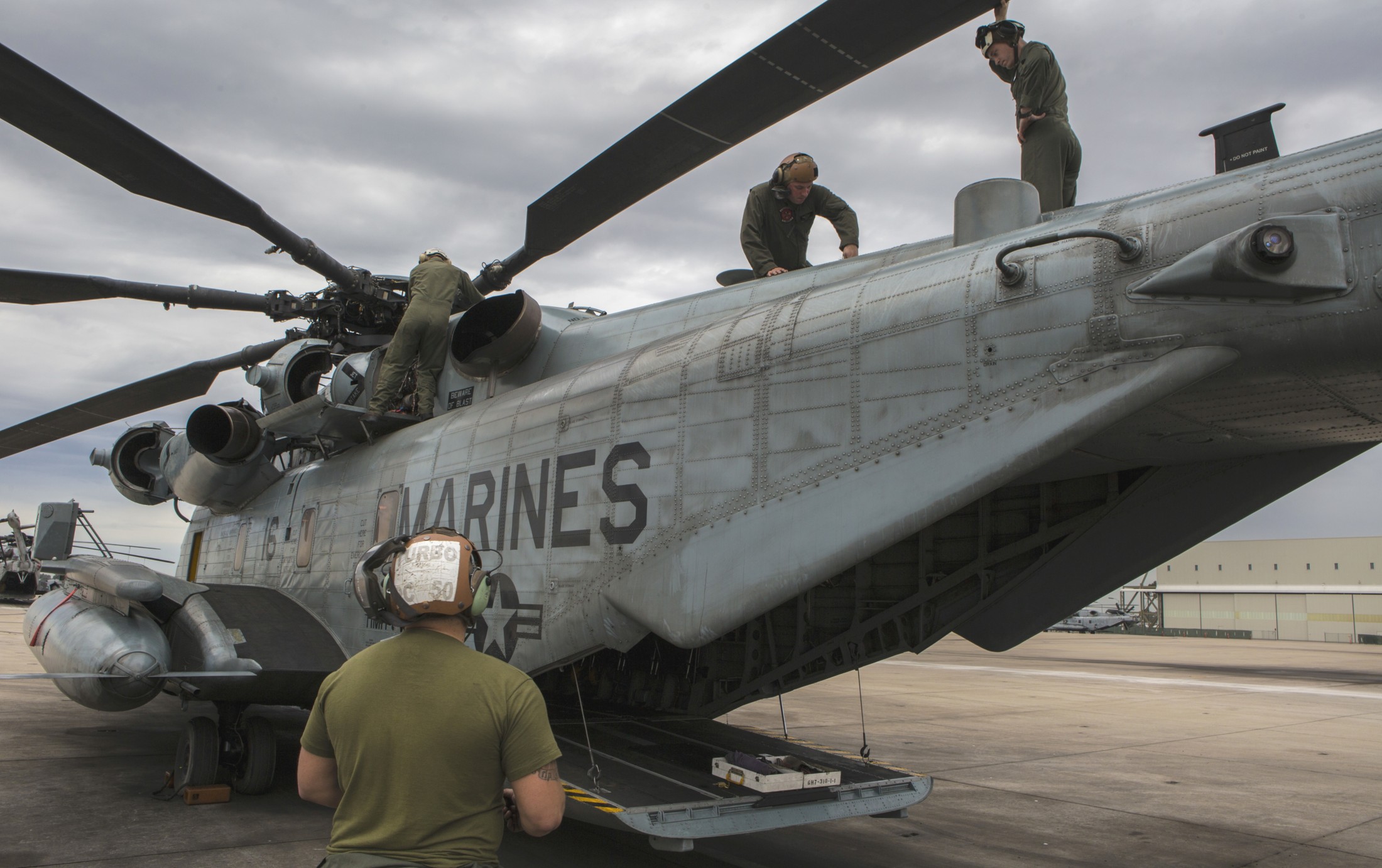 hmh-361 flying tigers marine heavy helicopter squadron usmc sikorsky ch-53e super stallion 29