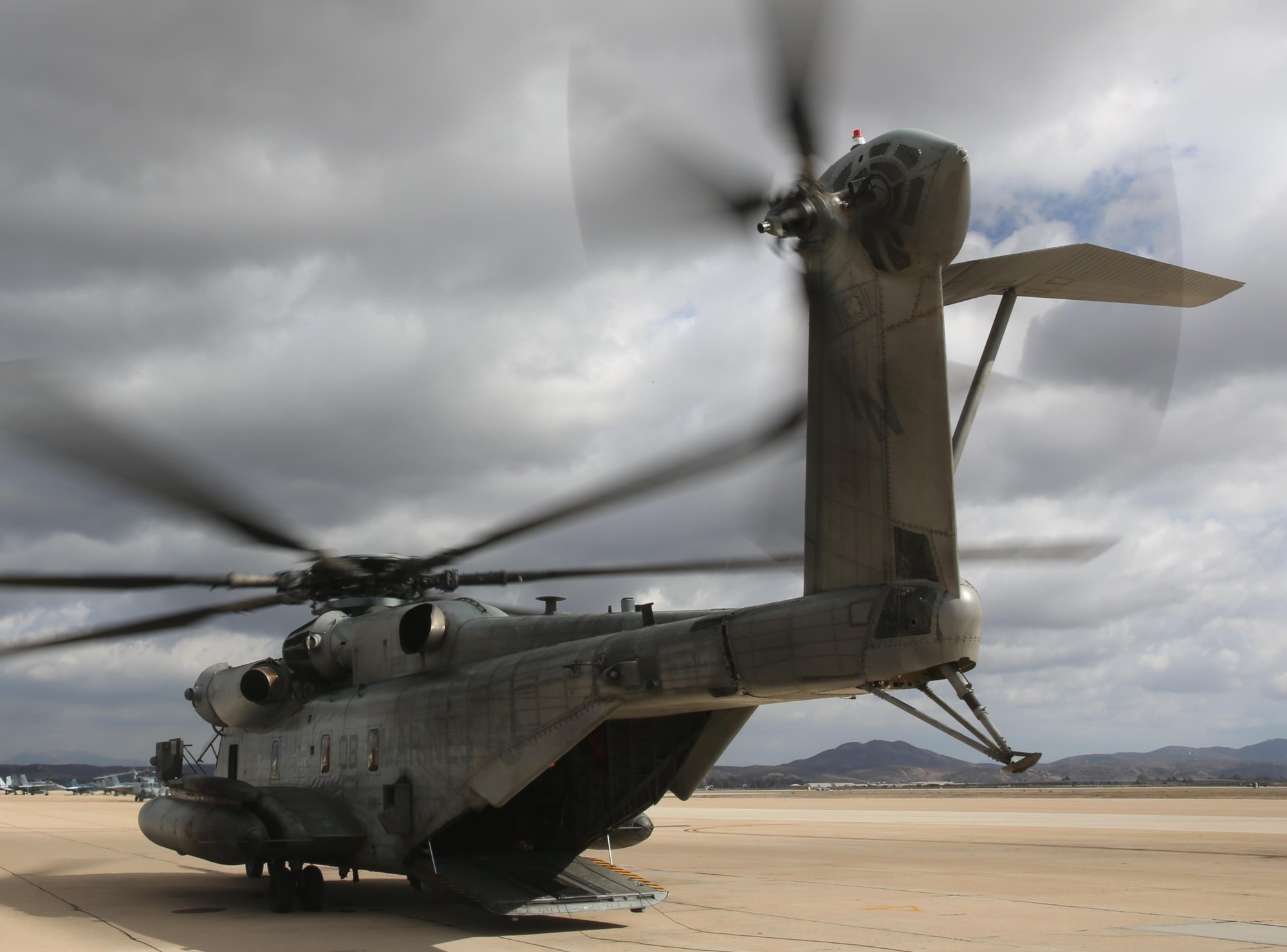 hmh-361 flying tigers marine heavy helicopter squadron usmc sikorsky ch-53e super stallion 71