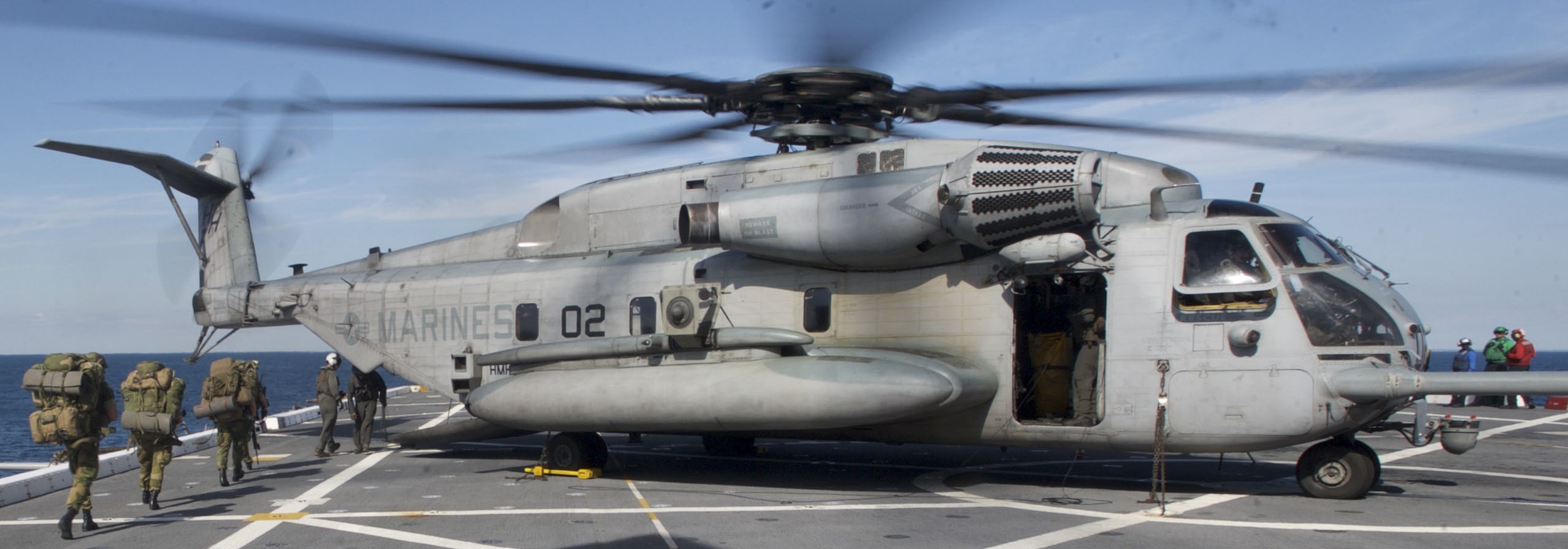 hmh-366 hammerheads ch-53e super stallion marine heavy helicopter squadron usmc lpd-24 uss arlington 132