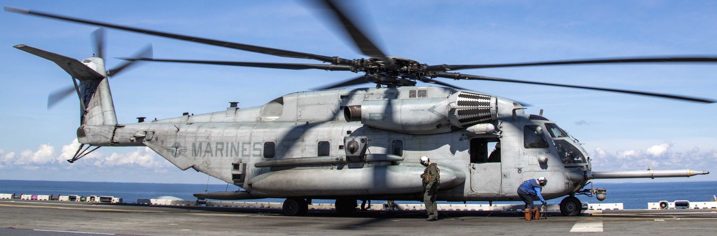 hmh-366 hammerheads ch-53e super stallion marine heavy helicopter squadron usmc lhd-3 uss kearsarge 133