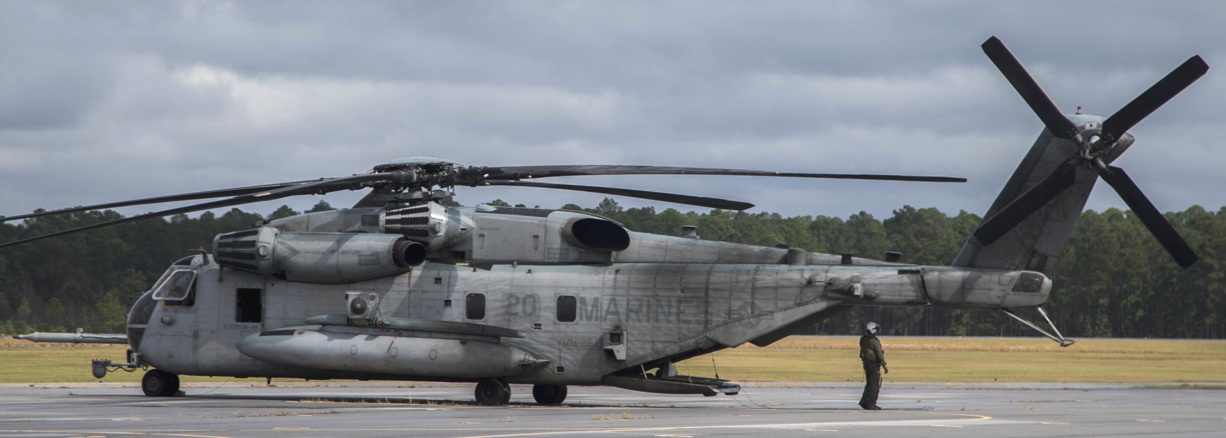 hmh-366 hammerheads ch-53e super stallion marine heavy helicopter squadron usmc 136