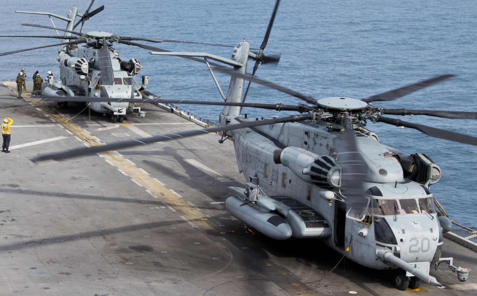 hmh-366 hammerheads ch-53e super stallion marine heavy helicopter squadron usmc lhd-3 uss kearsarge 137